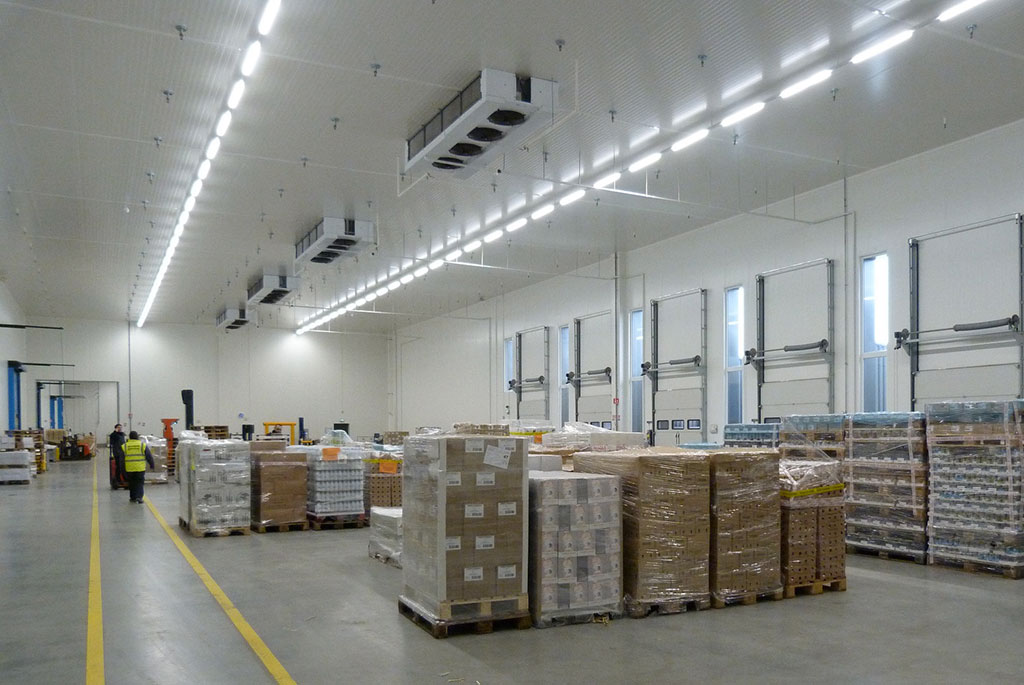 Eclairage naturel et entrepôt "ultrafrais" près de la zone de quai - construction d'une plateforme logistique