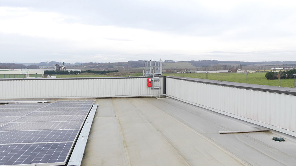 Plateforme logistique, la circulation en hauteur sur la toiture principale sécurisé à BIOCOOP, vue générale. Construction d'une plateforme logistique - Interventions ultérieures sur ouvrage - Circulation en hauteur 3 - Toiture principale - bonne pratique