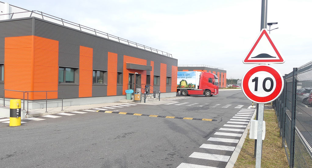 Vue générale du batiment de la plateforme logistique, du quai 2 et du local chauffeur chez BIOCOOP