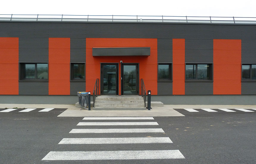 Vue générale du batiment de la plateforme logistique et du local chauffeur chez BIOCOOP