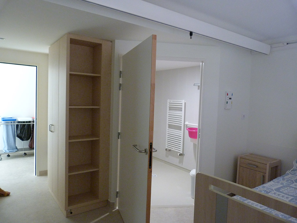 Reconstruction d'un EHPAD dans le Médoc. La chambre et cabinet de toilette pour l'EHPAD Bossege dans les Médoc. L'optimsation de l'espace par le mobilier.