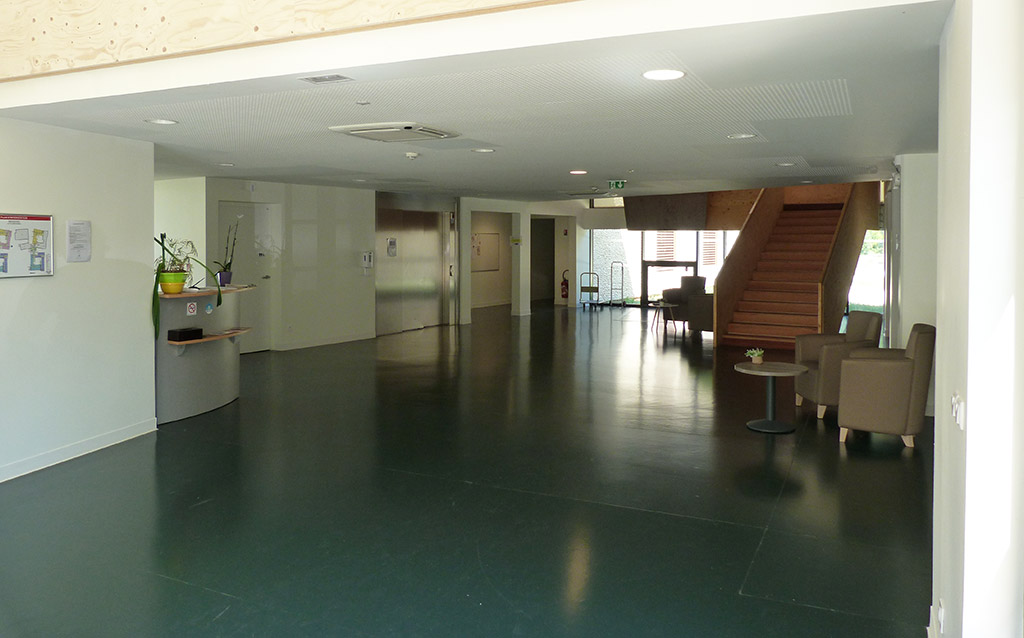 Circulation intérieur avec réalisation d'un plafond acoustique dans l'entrée du batiment à Bossege l'EHPAD dans le Médoc.