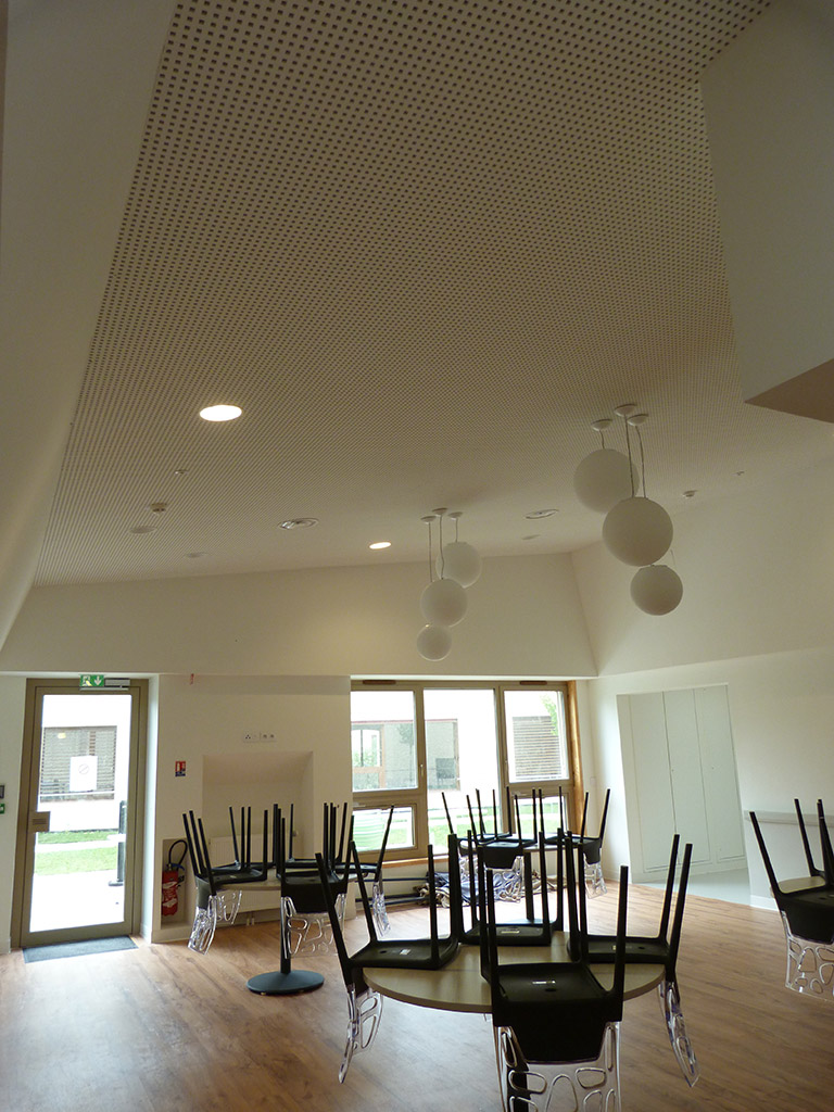 Circulation intérieur avec réalisation d'un plafond acoustique dans la salle de restauration à Bossege l'EHPAD dans le Médoc.