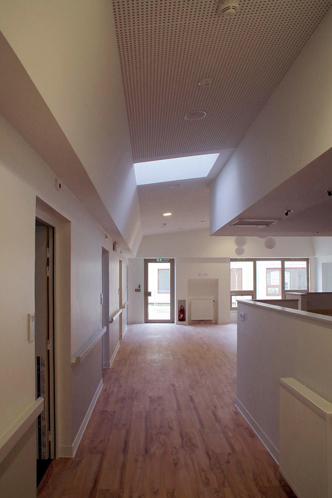 Circulation intérieur avec réalisation d'un plafond acoustique à Bossege l'EHPAD dans le Médoc.