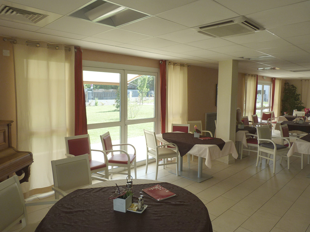 EHPAD Bordeaux Caudéran, CHENERAIE éclairage naturel - Stores banes extérieurs pour les ouvertures exposées Sud et Ouest de la salle à manger