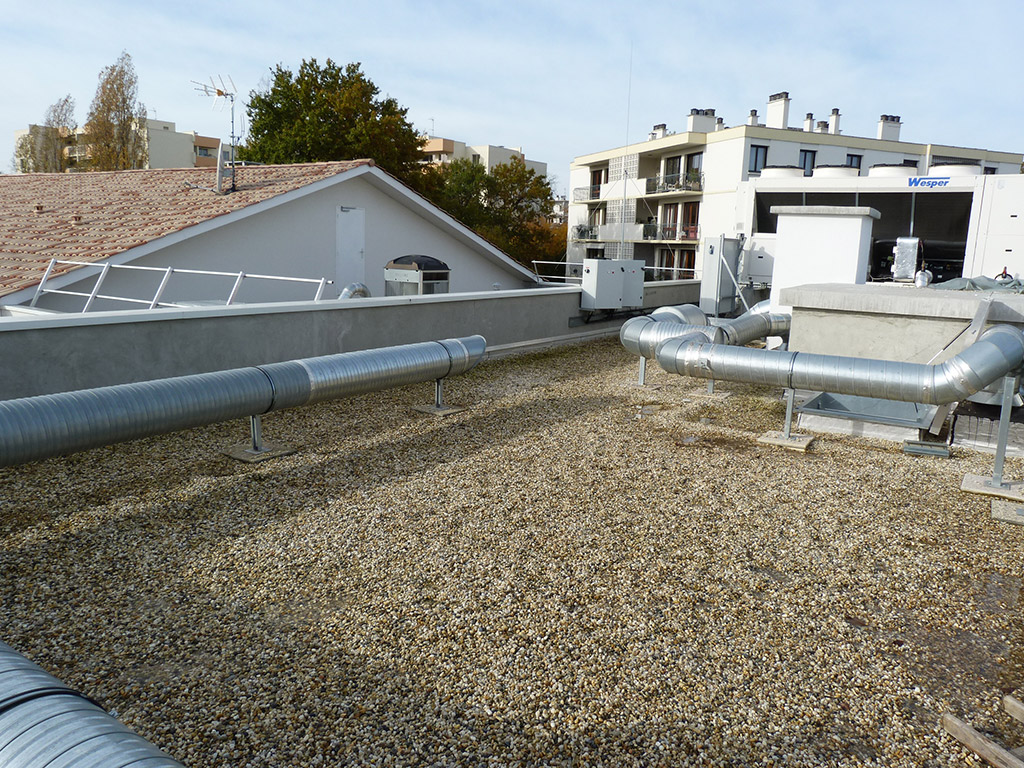 Reconstruction d'un EHPAD à Bordeaux Caudéran CHENERAIE - Intervention ultérieures sur ouvrage - Protection contre le risque de chute de hauteur - Détail "Assainissement de l’air" de la cuisine en toiture terrasse