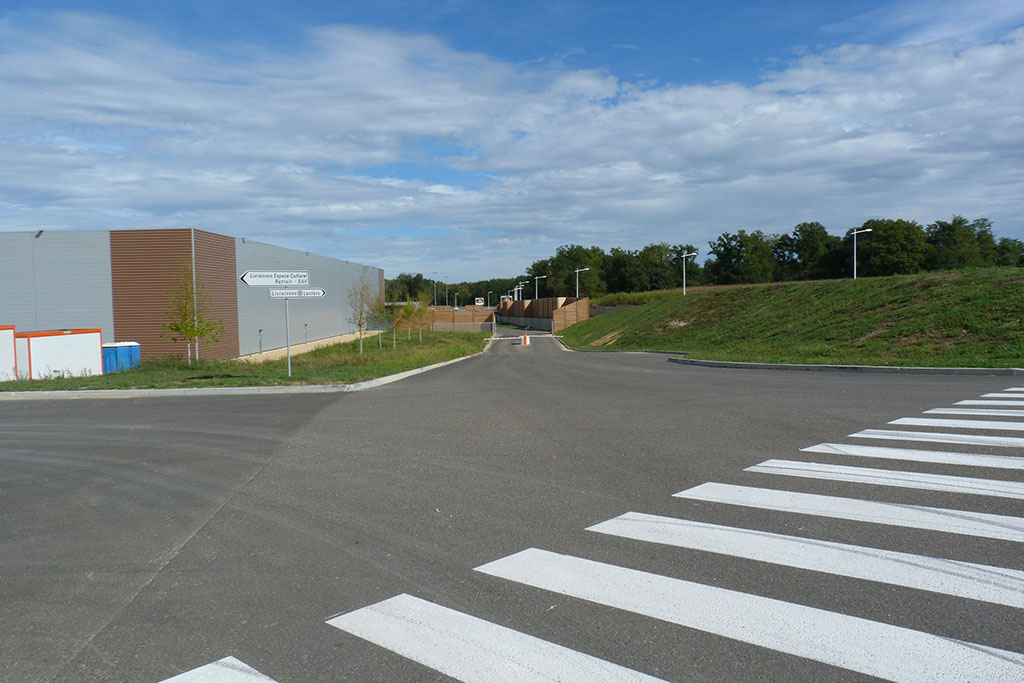 Circulation extérieur entrée du parking livraison LECLERC