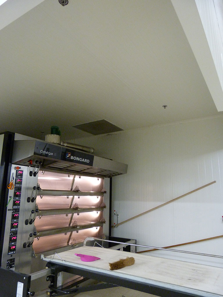 Construction d'un hypermarché LECLERC -Laboratoire boulangerie-pâtisserie - Confort thermique - Détail Hotte fours de cuisson du laboratoire "Boulangerie"