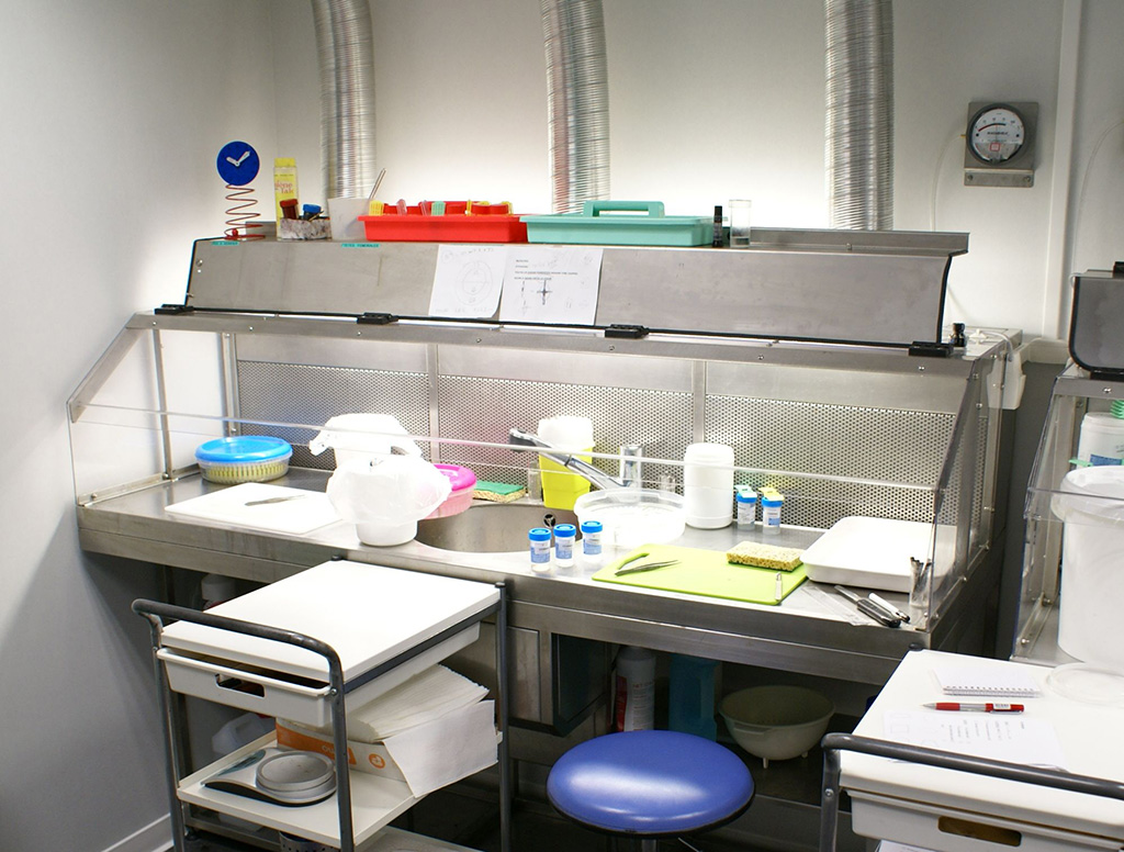 Laboratoire MEDIPATH d'anatomie et de cytologie pathologiques - Table de macroscopie
