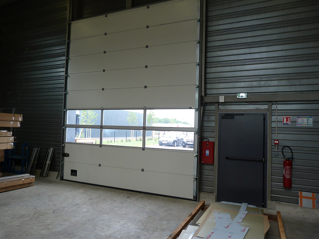 Construction d’un atelier de menuiserie métallique – Éclairage naturel - Entrée de l'ateliers  