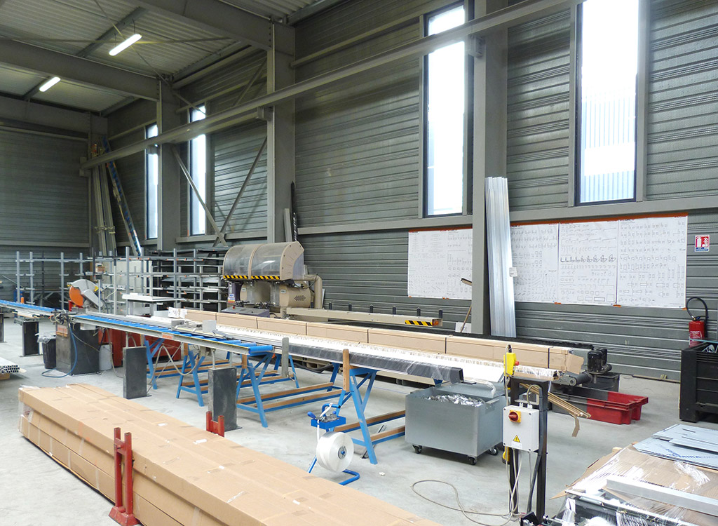 Construction d’un atelier de menuiserie métallique – Éclairage naturel fenêtre - Ateliers  
