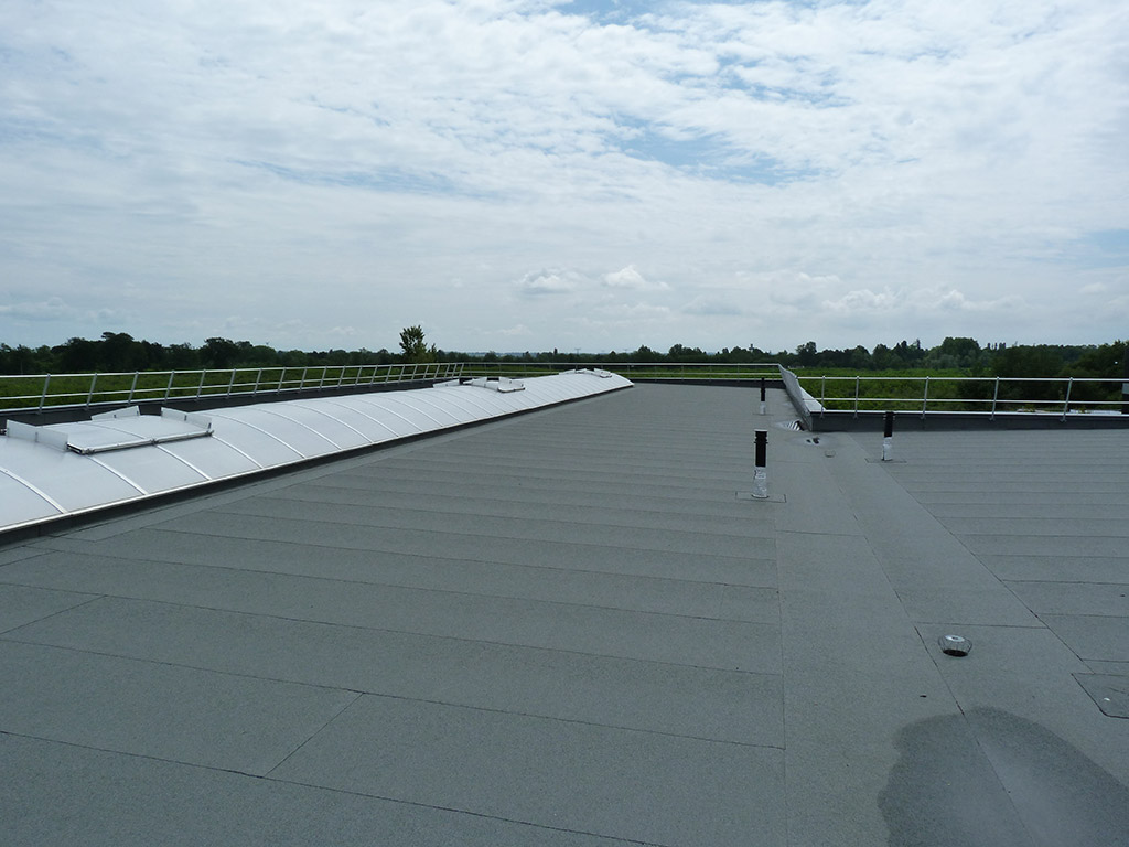 entreprise SOBLACO - Construction d’un atelier de menuiserie métallique – Interventions ultérieures sur ouvrage - Actions mises en oeuvre pour limiter le risque -Protection contre le risque de chute de hauteur - Circulation en toitures