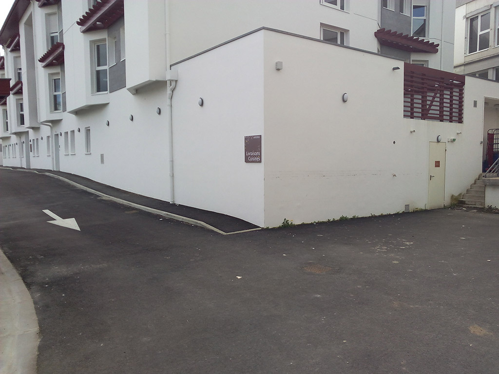 EHPAD STELISA à Saint-Palais - Circulation extérieure - Détail aire de livraison
