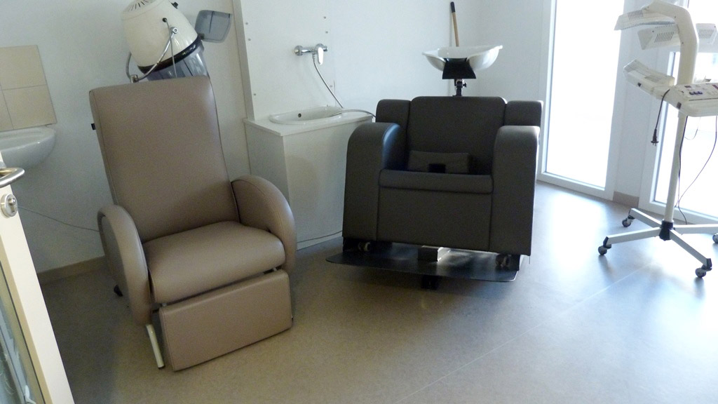 EHPAD Saint-Palais STELISA, salon de coiffure - 2 fauteuils basculants pour activité shampoing