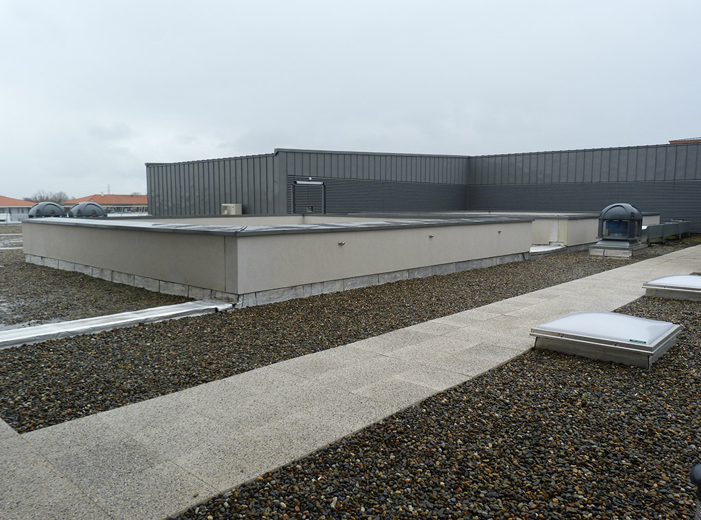 Construction d'une clinique - Interventions ultérieures sur ouvrage - Chutes de hauteur - Protections contre les chutes de hauteur autour des patios par relevés d’acrotères