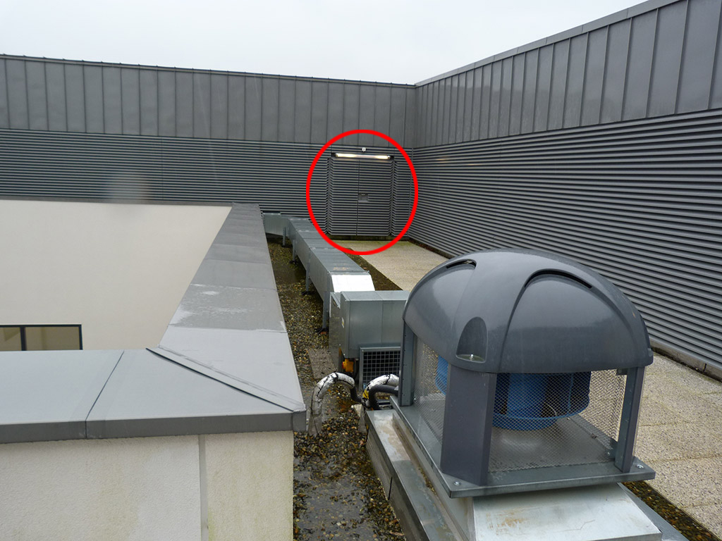 Construction d'une clinique - Interventions ultérieures sur ouvrage - Chutes de hauteur 2 - Accès toiture depuis escalier intérieur- hotspot 2