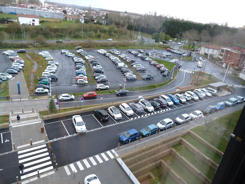 Construction d'une clinique - Circulation extérieure vue du parking